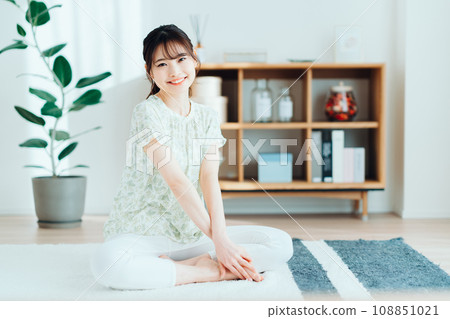 一個女人在客廳裡放鬆。 108851021