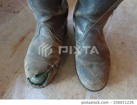 表皮撕裂、鞋芯裸露的安全鞋 表皮撕裂、鞋芯裸露的安全鞋 108851226