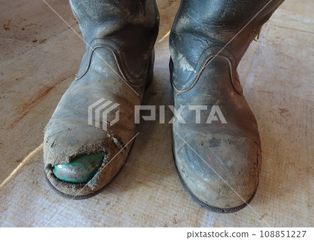 表皮撕裂、鞋芯裸露的安全鞋 108851227