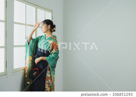 A woman wearing a furisode and hakama 108851293
