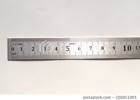 白色背景上的不鏽鋼尺 108851905