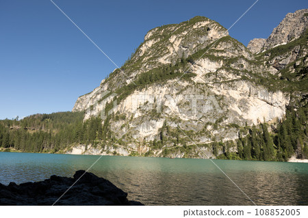 View of turquoise Lake Braies in Dolomites with mountain in background, South Tyrol, Italy 108852005