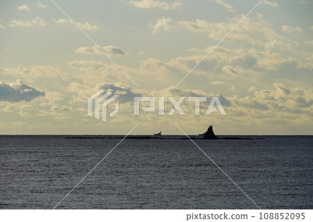 Chigasaki sea at dawn 108852095