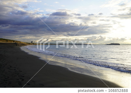 Chigasaki Beach at dawn 108852888