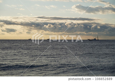 黎明時分的茅崎海 108852889