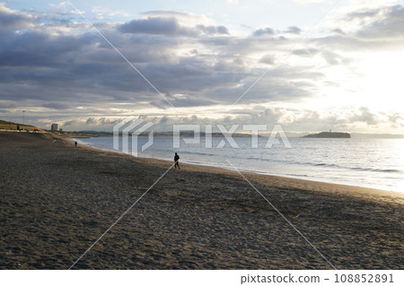 茅崎海灘在黎明 108852891