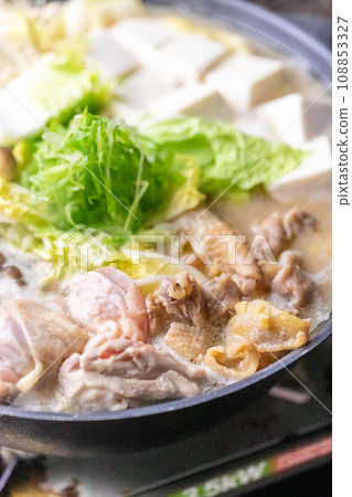 Chicken hot water (paitan) pot 108853327
