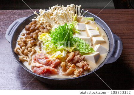 Chicken hot water (paitan) pot 108853332