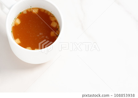Hot onion consommé soup Hot onion consommé soup 108853938