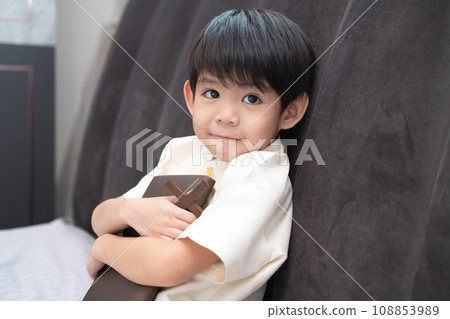 Little Asian boy praying with holding the cross, Christian concept 108853989