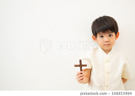 Little Asian boy praying with holding the cross, Christian concept 108853994