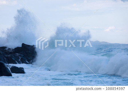 海景被強風擾亂 海景被強風擾亂 108854397
