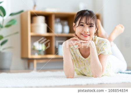 一個女人在客廳裡放鬆。 108854834