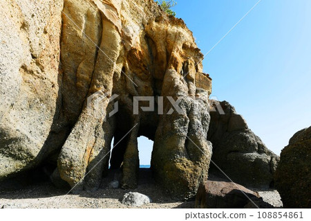 [山陽小野田市、本山岬公園、海蝕洞「Kuguriiwa」] 108854861