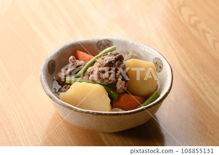 Standard home-cooked meat and potatoes 108855131