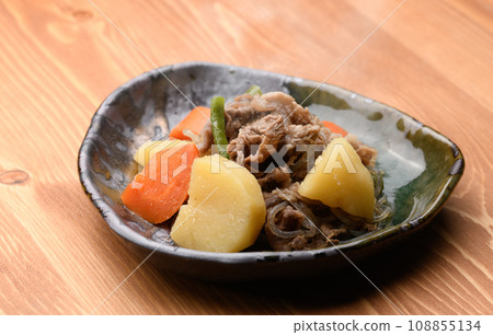 標準的家常肉和土豆 標準的家常肉和土豆 108855134
