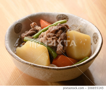 標準的家常肉和土豆 標準的家常肉和土豆 108855143