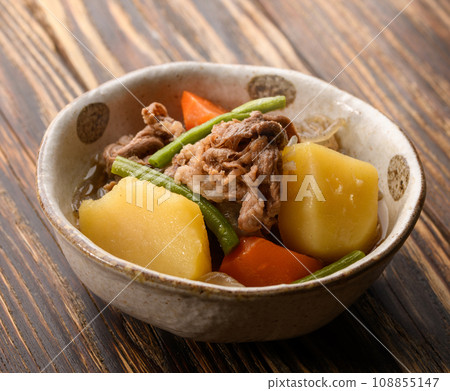 Standard home-cooked meat and potatoes 108855147