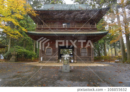 Sanmon gate of Mt. Hiei Enryakuji Temple, Monjuro with autumn leaves and snow 108855632