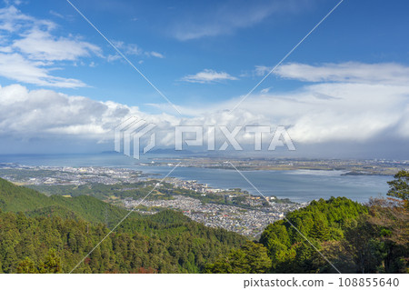 從延歷寺纜車站欣賞美麗的秋葉和琵琶湖景色 108855640