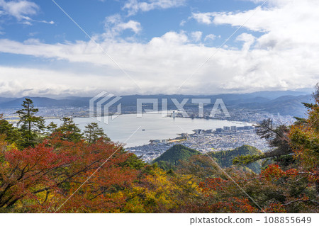 從延歷寺纜車站欣賞美麗的秋葉和琵琶湖景色 108855649