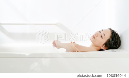 Bath time relaxing steam 108856044