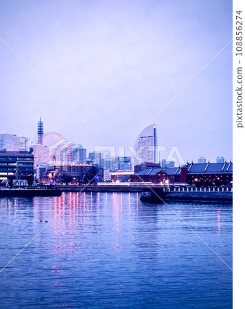 傍晚的景色和倒影很美。 傍晚的景色和倒影很美。 108856274