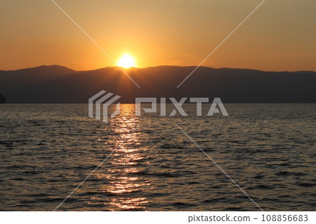 在十和田湖的日落 在十和田湖的日落 108856683
