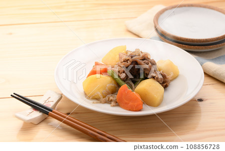 標準的家常肉和土豆 108856728