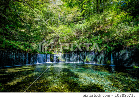 Shiraito瀑佈在長野縣輕井澤鎮 Shiraito瀑佈在長野縣輕井澤鎮 108856733