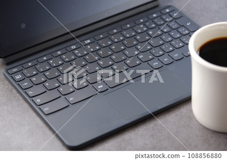 喝咖啡時,在連接鍵盤的平板設備上進行辦公桌工作 喝咖啡時,在連接鍵盤的平板設備上進行辦公桌工作 108856880
