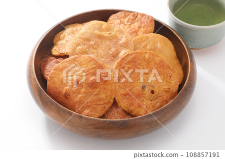 rice crackers rice crackers 108857191