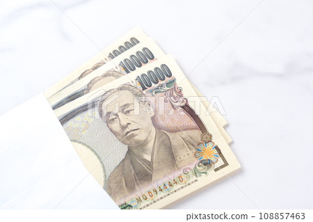 10,000 yen banknote in an envelope 108857463