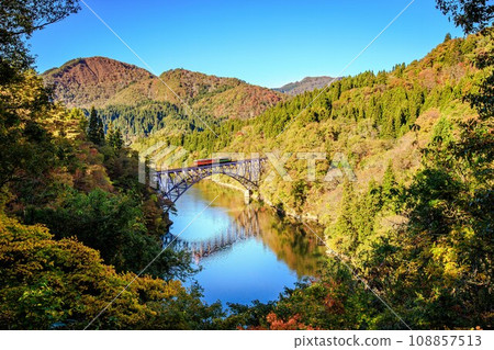 只見線 - 秋季穿越第一隻見川大橋的列車（福島縣三島町，10月下旬下午） 108857513