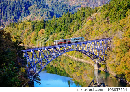 Tadami Line, train crossing the Daiichi Tadami River Bridge in autumn (Mishima Town, Fukushima Prefecture, afternoon in early November) 108857534