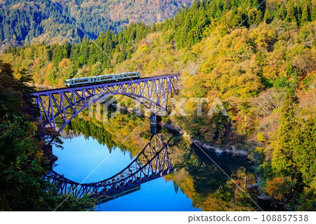 Special train "Tadami Line Kankan" crossing the Daiichi Tadami River Bridge in autumn (Mishima Town, Fukushima Prefecture, afternoon in early November) Special train "Tadami Line Kankan" crossing the Daiichi Tadami River Bridge in autumn (Mishima Town, Fukushima Prefecture, afternoon in early November) 108857538