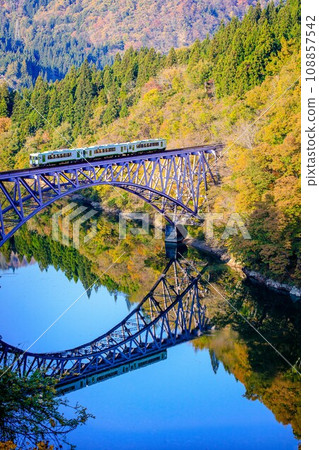 Special train "Tadami Line Kankan" crossing the Daiichi Tadami River Bridge in autumn (Mishima Town, Fukushima Prefecture, afternoon in early November) 108857542