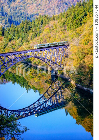 Special train "Tadami Line Kankan" crossing the Daiichi Tadami River Bridge in autumn (Mishima Town, Fukushima Prefecture, afternoon in early November) 108857544