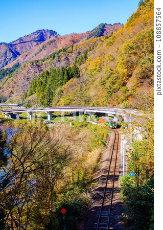 秋季進入隼人站的只見線列車（福島縣三島町，11月初下午） 108857564