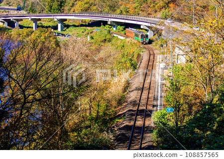秋季進入隼人站的只見線列車(福島縣三島町,11月初下午) 秋季進入隼人站的只見線列車(福島縣三島町,11月初下午) 108857565