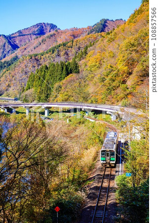 秋季從隼人站出發的只見線列車（福島縣三島町，11月初下午） 108857566