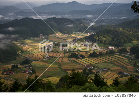 三河內的雲海,晨霧,三胞胎山的景色,秋天,梯田,收成後 三河內的雲海,晨霧,三胞胎山的景色,秋天,梯田,收成後 108857840