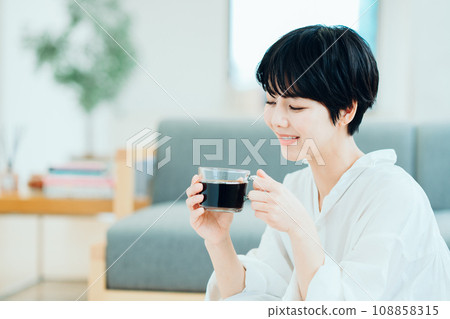 一個女人在客廳喝咖啡。 108858315