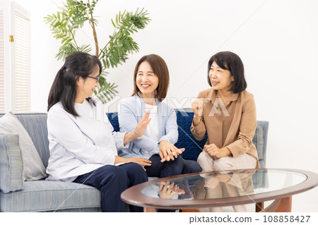 A woman chatting 108858427