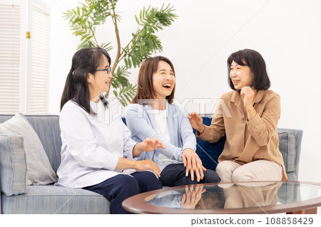 A woman chatting 108858429