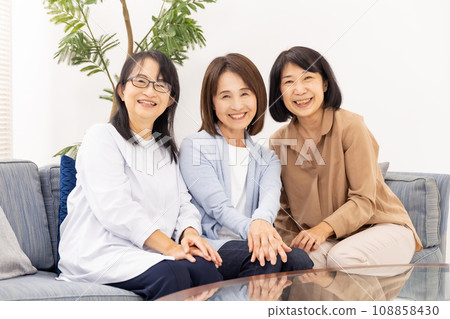 A woman chatting 108858430