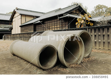 昭和時代孩子們玩耍的空地上的陶管 108858491