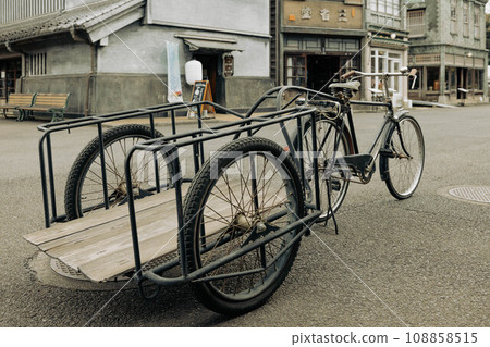 昭和時代街頭發現的後置自行車 108858515