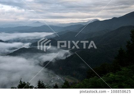 三河內的雲海、晨霧、從東山、猿正山頂眺望 三河內的雲海、晨霧、從東山、猿正山頂眺望 108858625