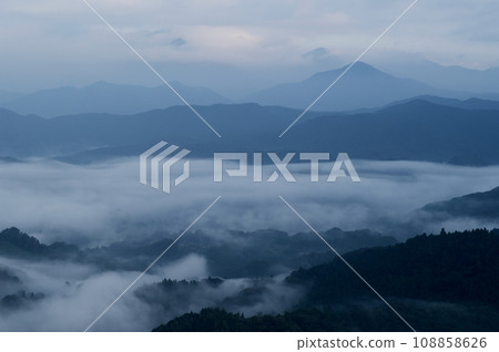 三河內的雲海、晨霧、從三胞胎山頂眺望 三河內的雲海、晨霧、從三胞胎山頂眺望 108858626